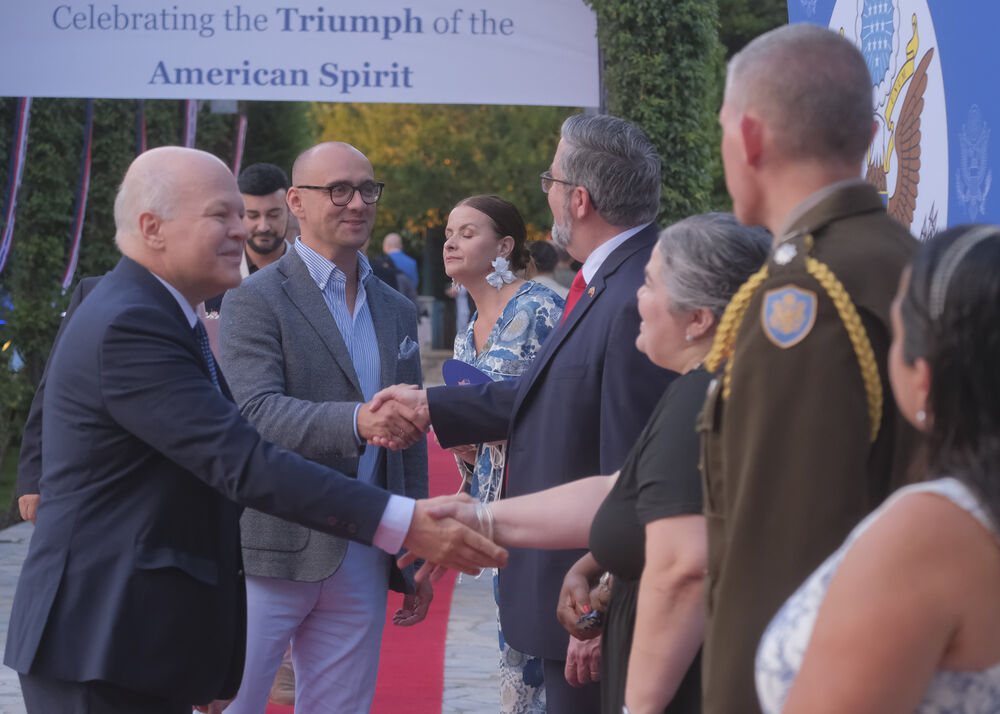 <p>Na prijemu povodom Dana nezavisnosti SAD, jednog od najznačajnijih američkih državnih praznika, prisustvovali su, između ostalih, crnogorski premijer Milojko Spajić, predsjednik Skupštine Andrija Mandić, članovi Vlade, predstavnici diplomatskog kora, političkih partija, te druge javne ličnosti</p>
