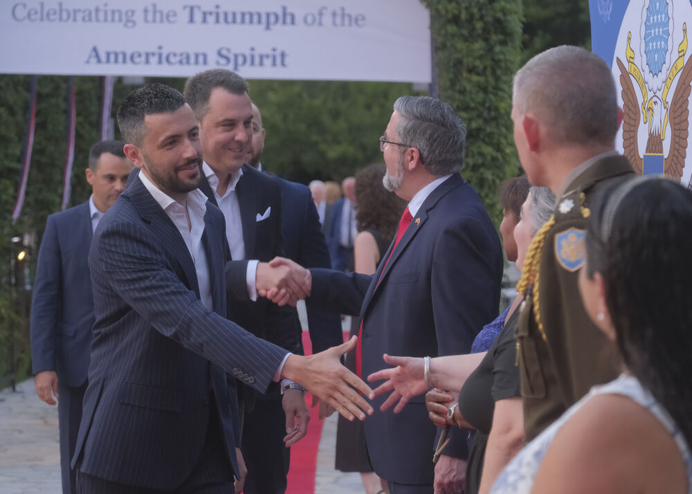 <p>Na prijemu povodom Dana nezavisnosti SAD, jednog od najznačajnijih američkih državnih praznika, prisustvovali su, između ostalih, crnogorski premijer Milojko Spajić, predsjednik Skupštine Andrija Mandić, članovi Vlade, predstavnici diplomatskog kora, političkih partija, te druge javne ličnosti</p>