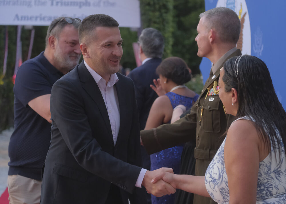 <p>Na prijemu povodom Dana nezavisnosti SAD, jednog od najznačajnijih američkih državnih praznika, prisustvovali su, između ostalih, crnogorski premijer Milojko Spajić, predsjednik Skupštine Andrija Mandić, članovi Vlade, predstavnici diplomatskog kora, političkih partija, te druge javne ličnosti</p>