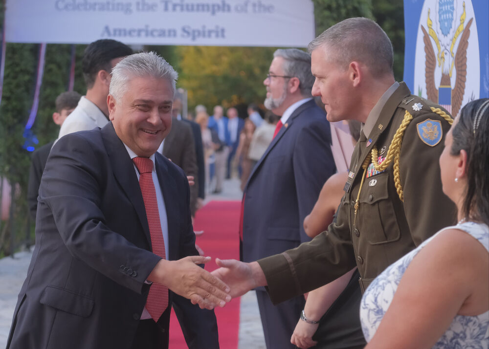 <p>Na prijemu povodom Dana nezavisnosti SAD, jednog od najznačajnijih američkih državnih praznika, prisustvovali su, između ostalih, crnogorski premijer Milojko Spajić, predsjednik Skupštine Andrija Mandić, članovi Vlade, predstavnici diplomatskog kora, političkih partija, te druge javne ličnosti</p>