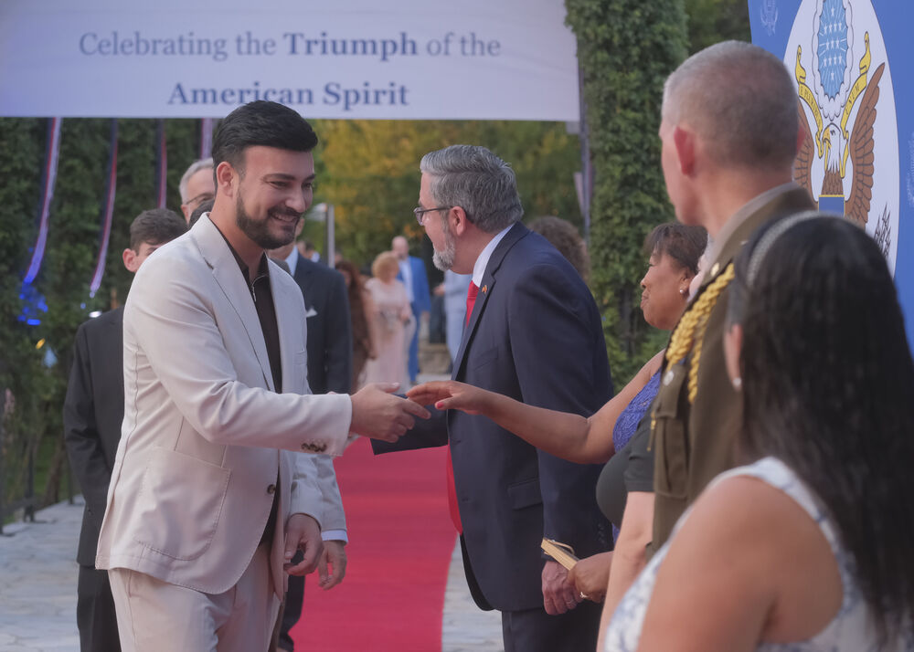 <p>Na prijemu povodom Dana nezavisnosti SAD, jednog od najznačajnijih američkih državnih praznika, prisustvovali su, između ostalih, crnogorski premijer Milojko Spajić, predsjednik Skupštine Andrija Mandić, članovi Vlade, predstavnici diplomatskog kora, političkih partija, te druge javne ličnosti</p>