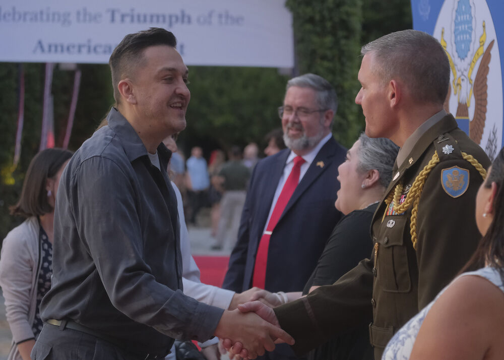 <p>Na prijemu povodom Dana nezavisnosti SAD, jednog od najznačajnijih američkih državnih praznika, prisustvovali su, između ostalih, crnogorski premijer Milojko Spajić, predsjednik Skupštine Andrija Mandić, članovi Vlade, predstavnici diplomatskog kora, političkih partija, te druge javne ličnosti</p>
