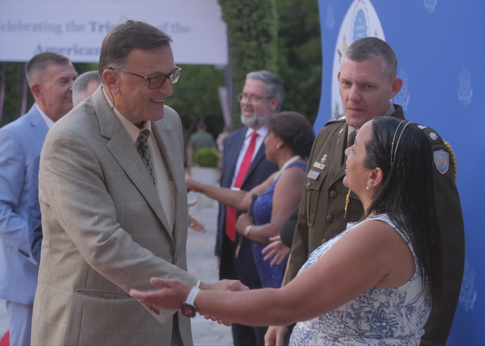 <p>Na prijemu povodom Dana nezavisnosti SAD, jednog od najznačajnijih američkih državnih praznika, prisustvovali su, između ostalih, crnogorski premijer Milojko Spajić, predsjednik Skupštine Andrija Mandić, članovi Vlade, predstavnici diplomatskog kora, političkih partija, te druge javne ličnosti</p>