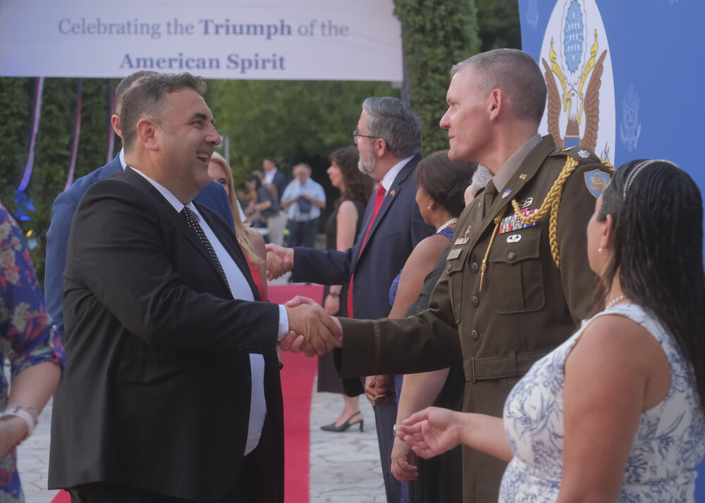 <p>Na prijemu povodom Dana nezavisnosti SAD, jednog od najznačajnijih američkih državnih praznika, prisustvovali su, između ostalih, crnogorski premijer Milojko Spajić, predsjednik Skupštine Andrija Mandić, članovi Vlade, predstavnici diplomatskog kora, političkih partija, te druge javne ličnosti</p>