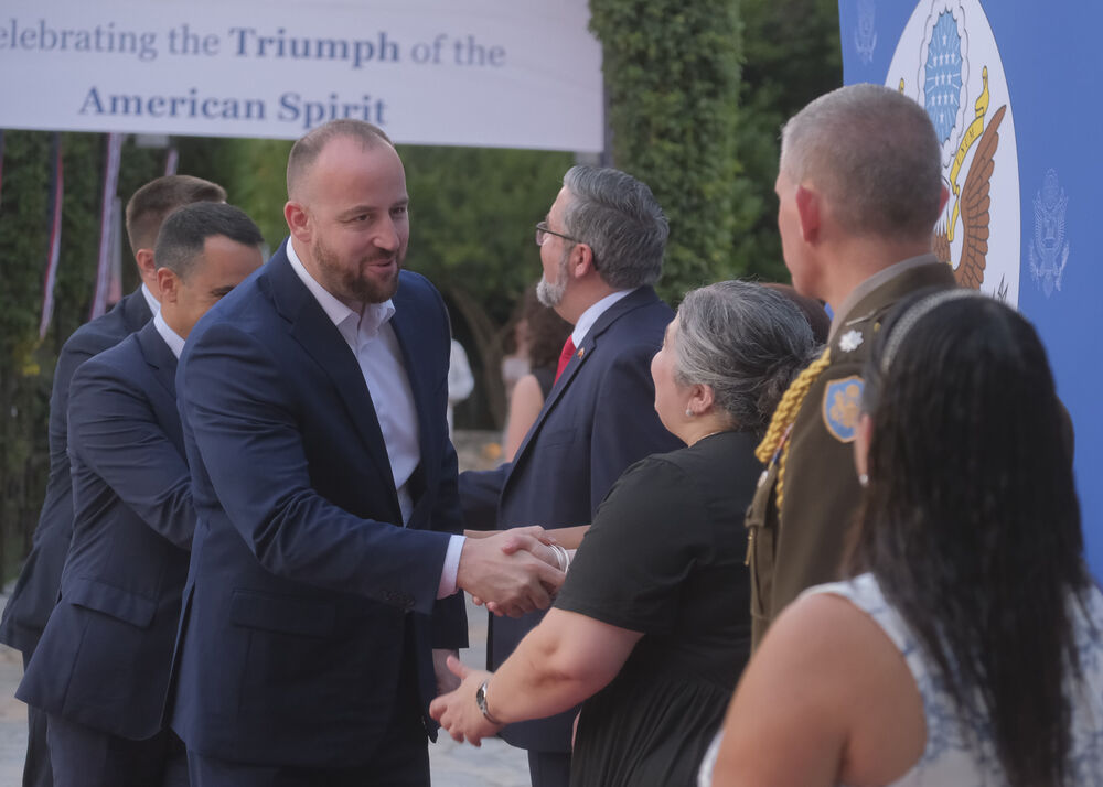 <p>Na prijemu povodom Dana nezavisnosti SAD, jednog od najznačajnijih američkih državnih praznika, prisustvovali su, između ostalih, crnogorski premijer Milojko Spajić, predsjednik Skupštine Andrija Mandić, članovi Vlade, predstavnici diplomatskog kora, političkih partija, te druge javne ličnosti</p>