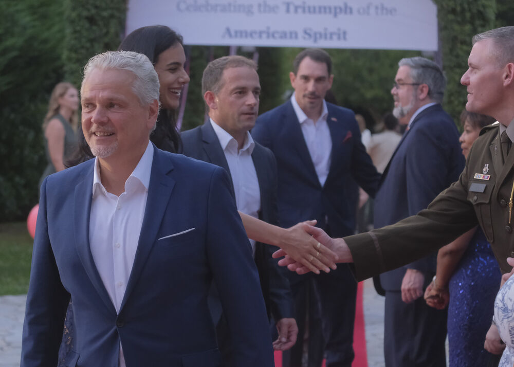 <p>Na prijemu povodom Dana nezavisnosti SAD, jednog od najznačajnijih američkih državnih praznika, prisustvovali su, između ostalih, crnogorski premijer Milojko Spajić, predsjednik Skupštine Andrija Mandić, članovi Vlade, predstavnici diplomatskog kora, političkih partija, te druge javne ličnosti</p>