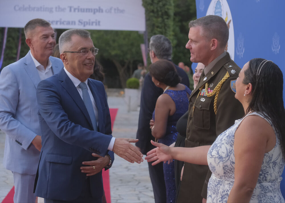 <p>Na prijemu povodom Dana nezavisnosti SAD, jednog od najznačajnijih američkih državnih praznika, prisustvovali su, između ostalih, crnogorski premijer Milojko Spajić, predsjednik Skupštine Andrija Mandić, članovi Vlade, predstavnici diplomatskog kora, političkih partija, te druge javne ličnosti</p>