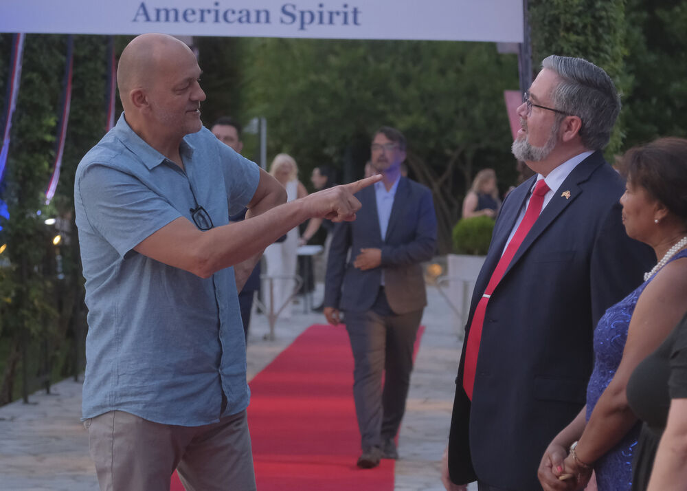 <p>Na prijemu povodom Dana nezavisnosti SAD, jednog od najznačajnijih američkih državnih praznika, prisustvovali su, između ostalih, crnogorski premijer Milojko Spajić, predsjednik Skupštine Andrija Mandić, članovi Vlade, predstavnici diplomatskog kora, političkih partija, te druge javne ličnosti</p>
