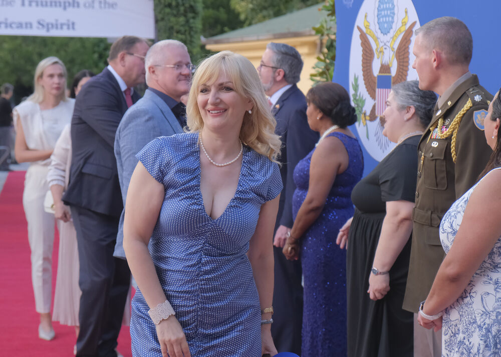 <p>Na prijemu povodom Dana nezavisnosti SAD, jednog od najznačajnijih američkih državnih praznika, prisustvovali su, između ostalih, crnogorski premijer Milojko Spajić, predsjednik Skupštine Andrija Mandić, članovi Vlade, predstavnici diplomatskog kora, političkih partija, te druge javne ličnosti</p>