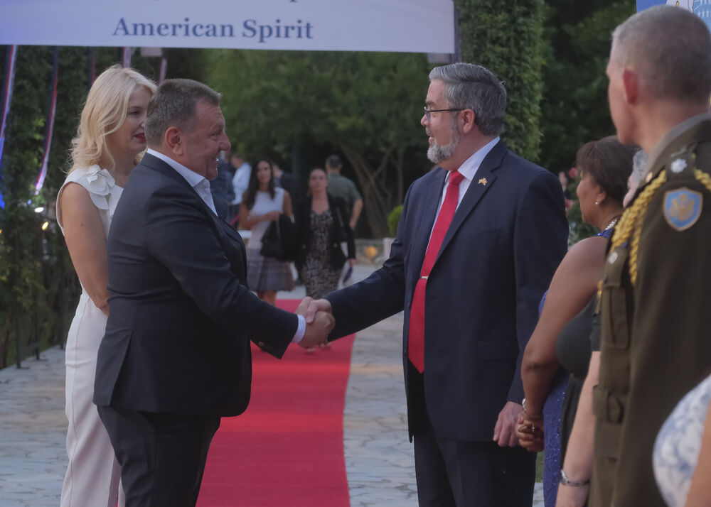 <p>Na prijemu povodom Dana nezavisnosti SAD, jednog od najznačajnijih američkih državnih praznika, prisustvovali su, između ostalih, crnogorski premijer Milojko Spajić, predsjednik Skupštine Andrija Mandić, članovi Vlade, predstavnici diplomatskog kora, političkih partija, te druge javne ličnosti</p>