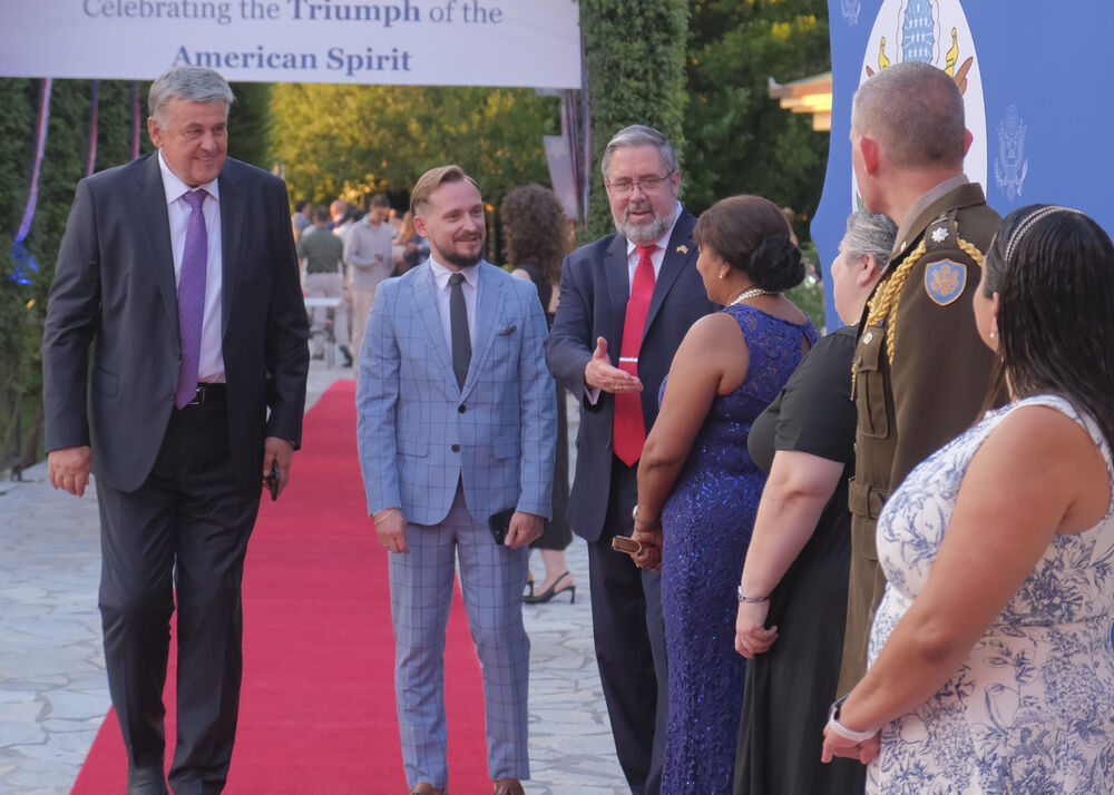 <p>Na prijemu povodom Dana nezavisnosti SAD, jednog od najznačajnijih američkih državnih praznika, prisustvovali su, između ostalih, crnogorski premijer Milojko Spajić, predsjednik Skupštine Andrija Mandić, članovi Vlade, predstavnici diplomatskog kora, političkih partija, te druge javne ličnosti</p>