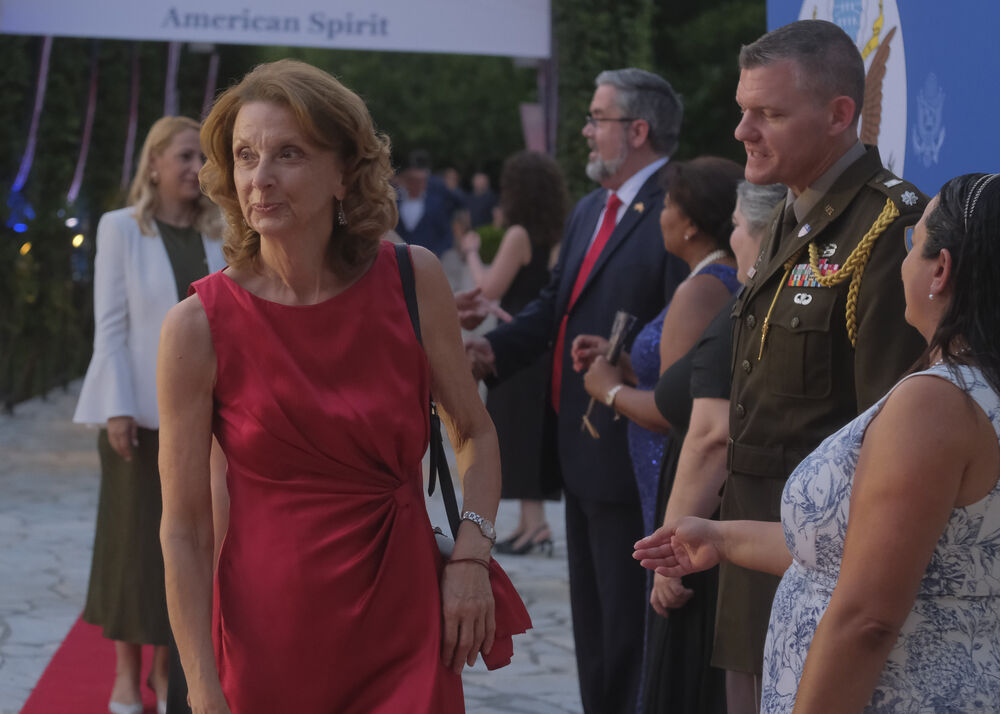 <p>Na prijemu povodom Dana nezavisnosti SAD, jednog od najznačajnijih američkih državnih praznika, prisustvovali su, između ostalih, crnogorski premijer Milojko Spajić, predsjednik Skupštine Andrija Mandić, članovi Vlade, predstavnici diplomatskog kora, političkih partija, te druge javne ličnosti</p>