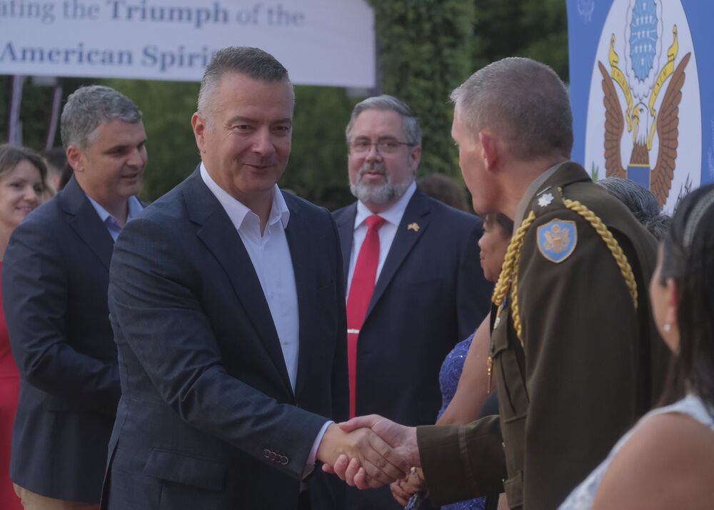 <p>Na prijemu povodom Dana nezavisnosti SAD, jednog od najznačajnijih američkih državnih praznika, prisustvovali su, između ostalih, crnogorski premijer Milojko Spajić, predsjednik Skupštine Andrija Mandić, članovi Vlade, predstavnici diplomatskog kora, političkih partija, te druge javne ličnosti</p>