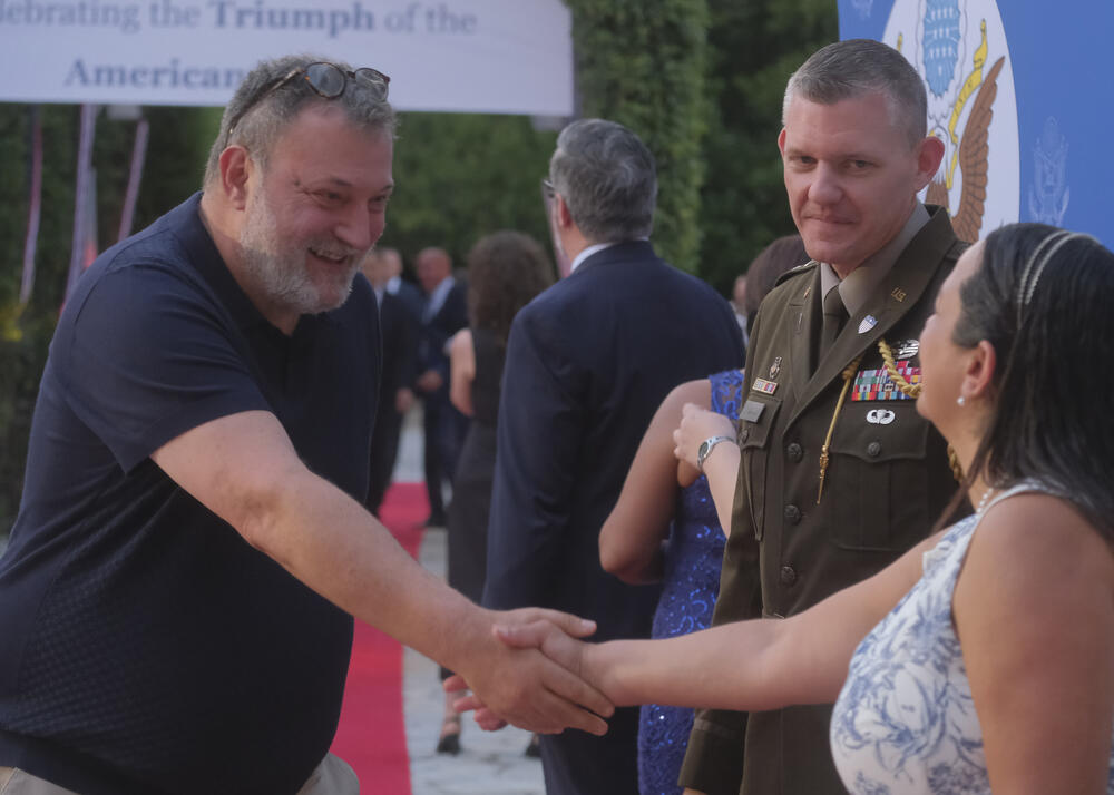 <p>Na prijemu povodom Dana nezavisnosti SAD, jednog od najznačajnijih američkih državnih praznika, prisustvovali su, između ostalih, crnogorski premijer Milojko Spajić, predsjednik Skupštine Andrija Mandić, članovi Vlade, predstavnici diplomatskog kora, političkih partija, te druge javne ličnosti</p>