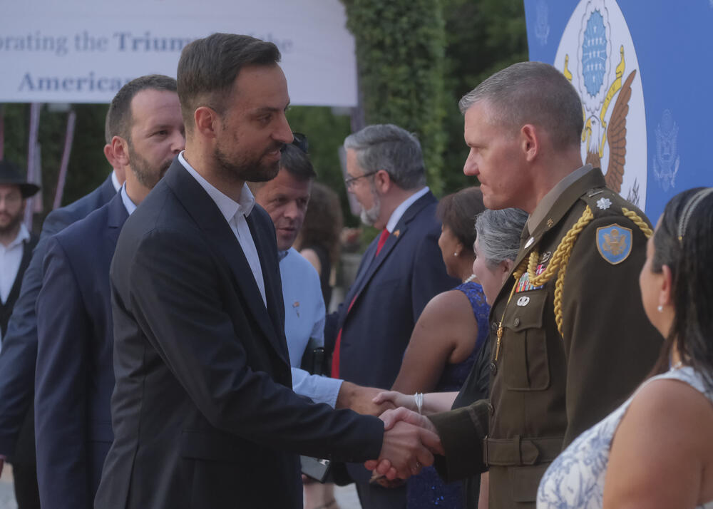 <p>Na prijemu povodom Dana nezavisnosti SAD, jednog od najznačajnijih američkih državnih praznika, prisustvovali su, između ostalih, crnogorski premijer Milojko Spajić, predsjednik Skupštine Andrija Mandić, članovi Vlade, predstavnici diplomatskog kora, političkih partija, te druge javne ličnosti</p>