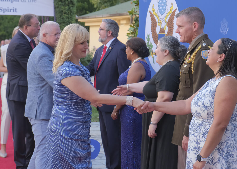 <p>Na prijemu povodom Dana nezavisnosti SAD, jednog od najznačajnijih američkih državnih praznika, prisustvovali su, između ostalih, crnogorski premijer Milojko Spajić, predsjednik Skupštine Andrija Mandić, članovi Vlade, predstavnici diplomatskog kora, političkih partija, te druge javne ličnosti</p>
