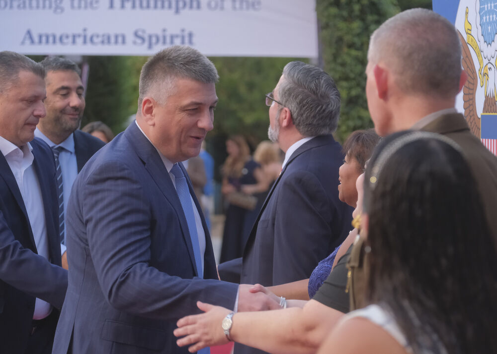 <p>Na prijemu povodom Dana nezavisnosti SAD, jednog od najznačajnijih američkih državnih praznika, prisustvovali su, između ostalih, crnogorski premijer Milojko Spajić, predsjednik Skupštine Andrija Mandić, članovi Vlade, predstavnici diplomatskog kora, političkih partija, te druge javne ličnosti</p>