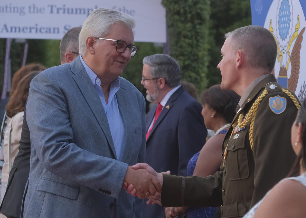 <p>Na prijemu povodom Dana nezavisnosti SAD, jednog od najznačajnijih američkih državnih praznika, prisustvovali su, između ostalih, crnogorski premijer Milojko Spajić, predsjednik Skupštine Andrija Mandić, članovi Vlade, predstavnici diplomatskog kora, političkih partija, te druge javne ličnosti</p>
