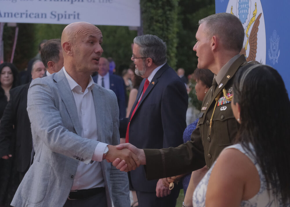<p>Na prijemu povodom Dana nezavisnosti SAD, jednog od najznačajnijih američkih državnih praznika, prisustvovali su, između ostalih, crnogorski premijer Milojko Spajić, predsjednik Skupštine Andrija Mandić, članovi Vlade, predstavnici diplomatskog kora, političkih partija, te druge javne ličnosti</p>