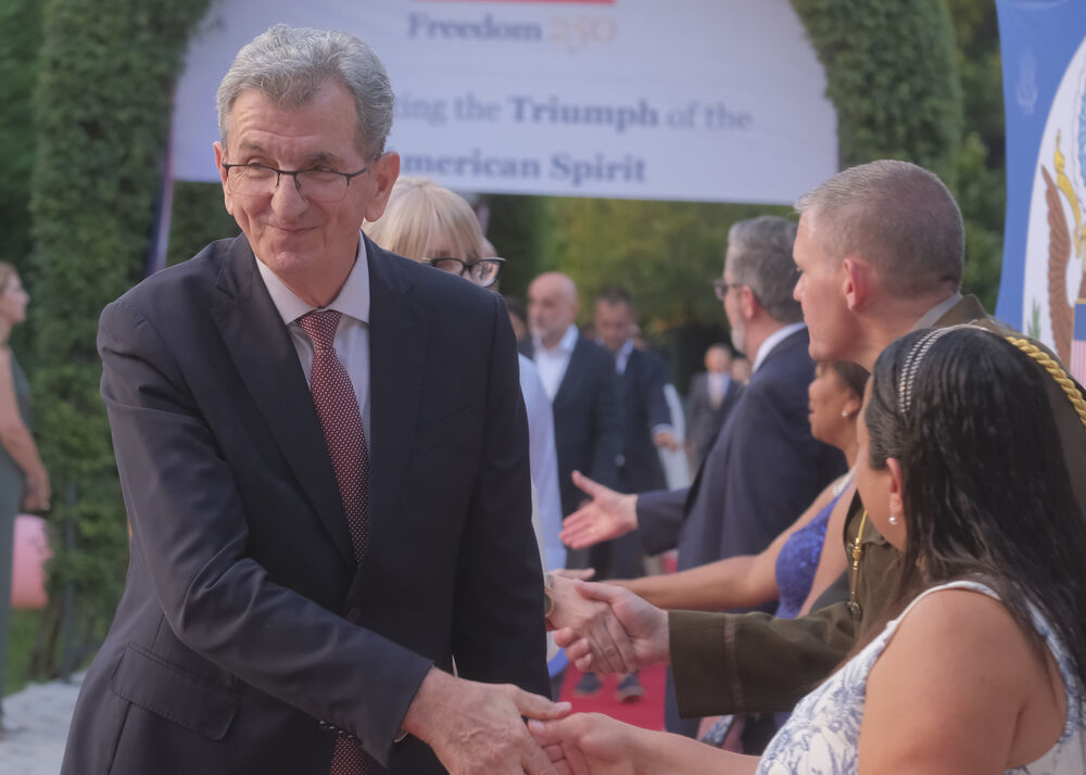 <p>Na prijemu povodom Dana nezavisnosti SAD, jednog od najznačajnijih američkih državnih praznika, prisustvovali su, između ostalih, crnogorski premijer Milojko Spajić, predsjednik Skupštine Andrija Mandić, članovi Vlade, predstavnici diplomatskog kora, političkih partija, te druge javne ličnosti</p>