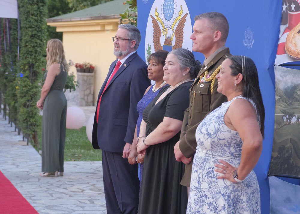 <p>Na prijemu povodom Dana nezavisnosti SAD, jednog od najznačajnijih američkih državnih praznika, prisustvovali su, između ostalih, crnogorski premijer Milojko Spajić, predsjednik Skupštine Andrija Mandić, članovi Vlade, predstavnici diplomatskog kora, političkih partija, te druge javne ličnosti</p>
