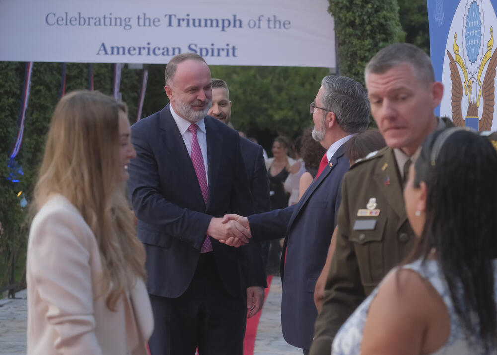 <p>Na prijemu povodom Dana nezavisnosti SAD, jednog od najznačajnijih američkih državnih praznika, prisustvovali su, između ostalih, crnogorski premijer Milojko Spajić, predsjednik Skupštine Andrija Mandić, članovi Vlade, predstavnici diplomatskog kora, političkih partija, te druge javne ličnosti</p>