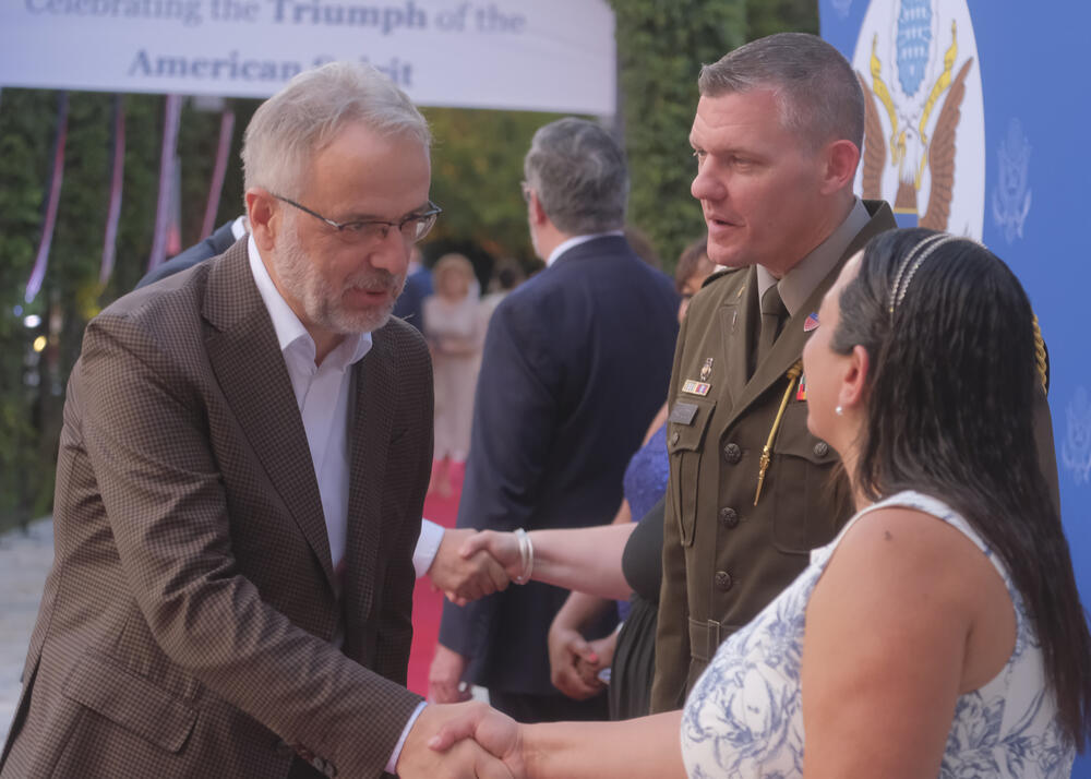<p>Na prijemu povodom Dana nezavisnosti SAD, jednog od najznačajnijih američkih državnih praznika, prisustvovali su, između ostalih, crnogorski premijer Milojko Spajić, predsjednik Skupštine Andrija Mandić, članovi Vlade, predstavnici diplomatskog kora, političkih partija, te druge javne ličnosti</p>