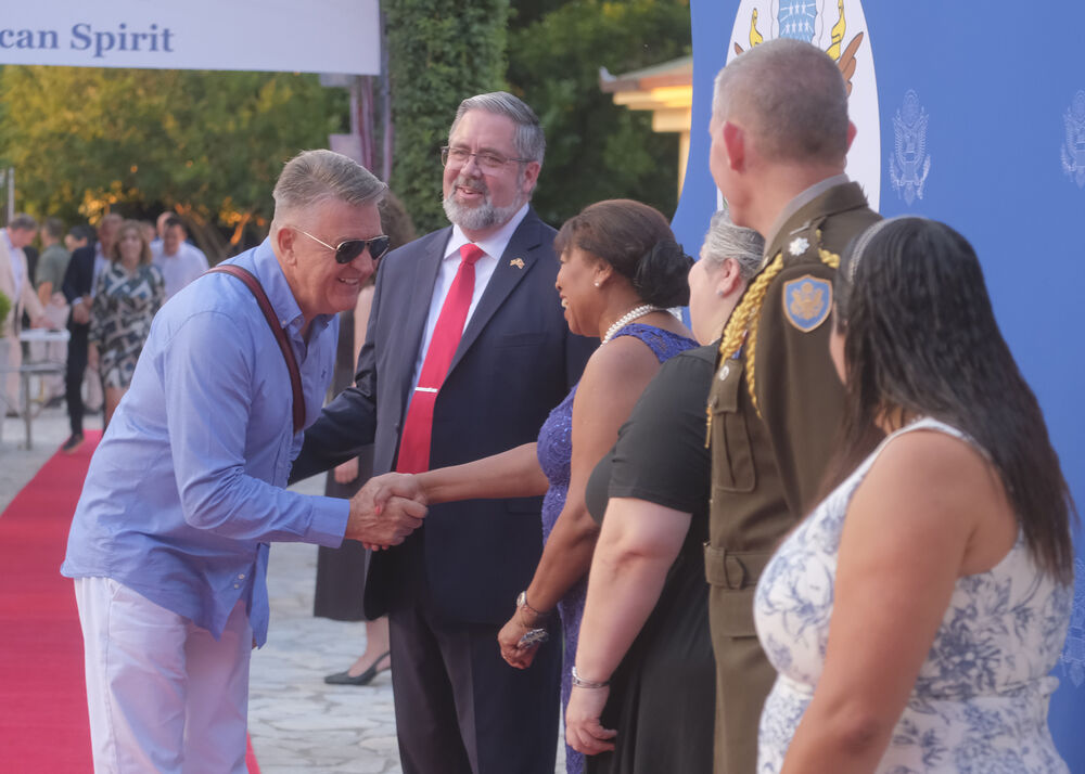 <p>Na prijemu povodom Dana nezavisnosti SAD, jednog od najznačajnijih američkih državnih praznika, prisustvovali su, između ostalih, crnogorski premijer Milojko Spajić, predsjednik Skupštine Andrija Mandić, članovi Vlade, predstavnici diplomatskog kora, političkih partija, te druge javne ličnosti</p>