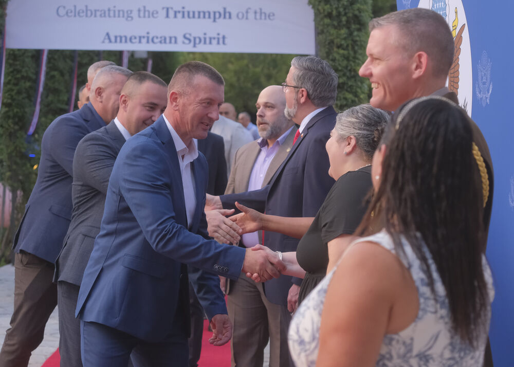 <p>Na prijemu povodom Dana nezavisnosti SAD, jednog od najznačajnijih američkih državnih praznika, prisustvovali su, između ostalih, crnogorski premijer Milojko Spajić, predsjednik Skupštine Andrija Mandić, članovi Vlade, predstavnici diplomatskog kora, političkih partija, te druge javne ličnosti</p>
