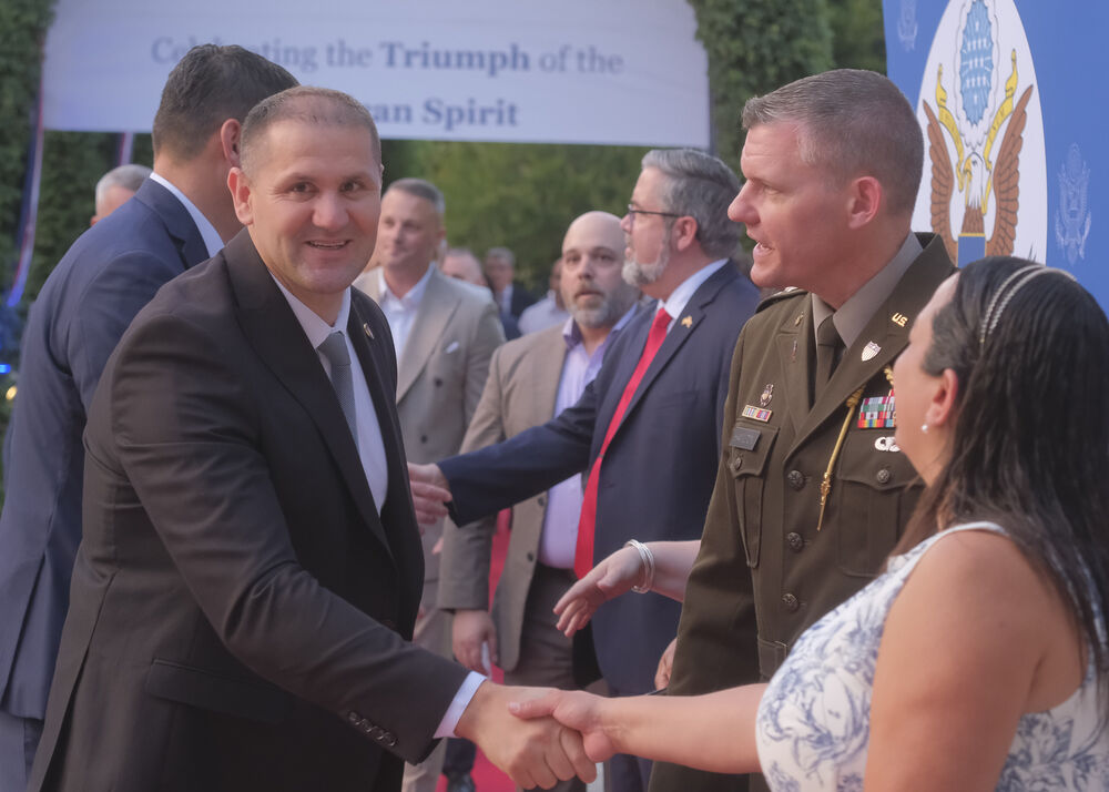 <p>Na prijemu povodom Dana nezavisnosti SAD, jednog od najznačajnijih američkih državnih praznika, prisustvovali su, između ostalih, crnogorski premijer Milojko Spajić, predsjednik Skupštine Andrija Mandić, članovi Vlade, predstavnici diplomatskog kora, političkih partija, te druge javne ličnosti</p>