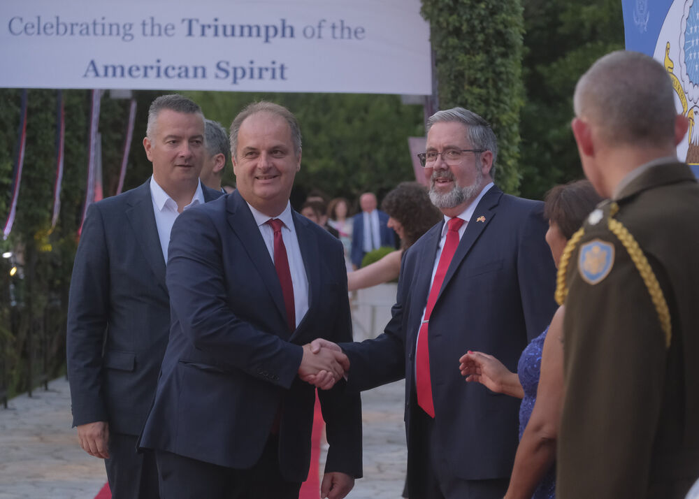 <p>Na prijemu povodom Dana nezavisnosti SAD, jednog od najznačajnijih američkih državnih praznika, prisustvovali su, između ostalih, crnogorski premijer Milojko Spajić, predsjednik Skupštine Andrija Mandić, članovi Vlade, predstavnici diplomatskog kora, političkih partija, te druge javne ličnosti</p>