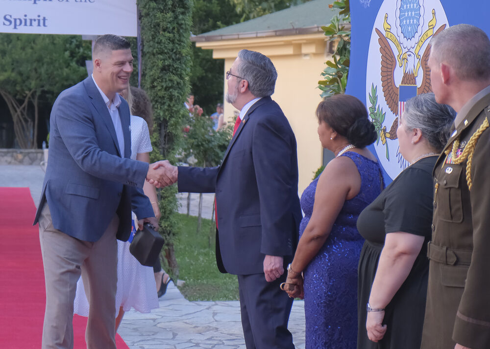 <p>Na prijemu povodom Dana nezavisnosti SAD, jednog od najznačajnijih američkih državnih praznika, prisustvovali su, između ostalih, crnogorski premijer Milojko Spajić, predsjednik Skupštine Andrija Mandić, članovi Vlade, predstavnici diplomatskog kora, političkih partija, te druge javne ličnosti</p>