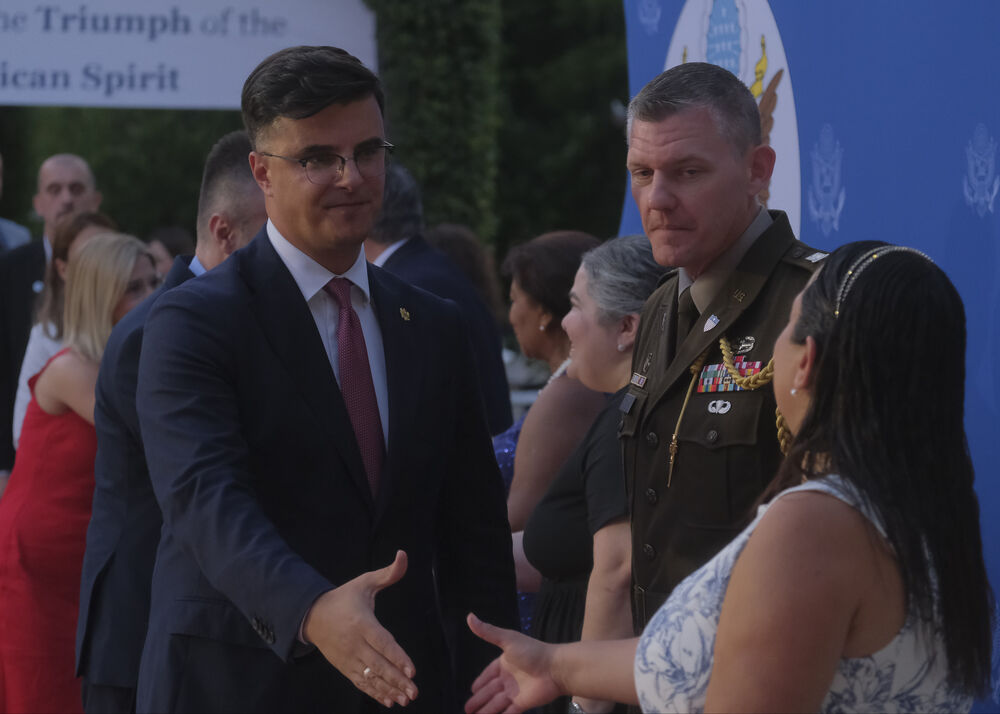 <p>Na prijemu povodom Dana nezavisnosti SAD, jednog od najznačajnijih američkih državnih praznika, prisustvovali su, između ostalih, crnogorski premijer Milojko Spajić, predsjednik Skupštine Andrija Mandić, članovi Vlade, predstavnici diplomatskog kora, političkih partija, te druge javne ličnosti</p>