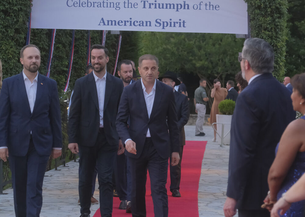 <p>Na prijemu povodom Dana nezavisnosti SAD, jednog od najznačajnijih američkih državnih praznika, prisustvovali su, između ostalih, crnogorski premijer Milojko Spajić, predsjednik Skupštine Andrija Mandić, članovi Vlade, predstavnici diplomatskog kora, političkih partija, te druge javne ličnosti</p>