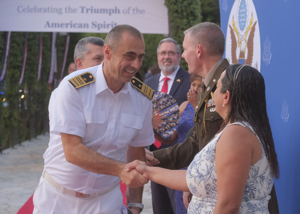 <p>Na prijemu povodom Dana nezavisnosti SAD, jednog od najznačajnijih američkih državnih praznika, prisustvovali su, između ostalih, crnogorski premijer Milojko Spajić, predsjednik Skupštine Andrija Mandić, članovi Vlade, predstavnici diplomatskog kora, političkih partija, te druge javne ličnosti</p>
