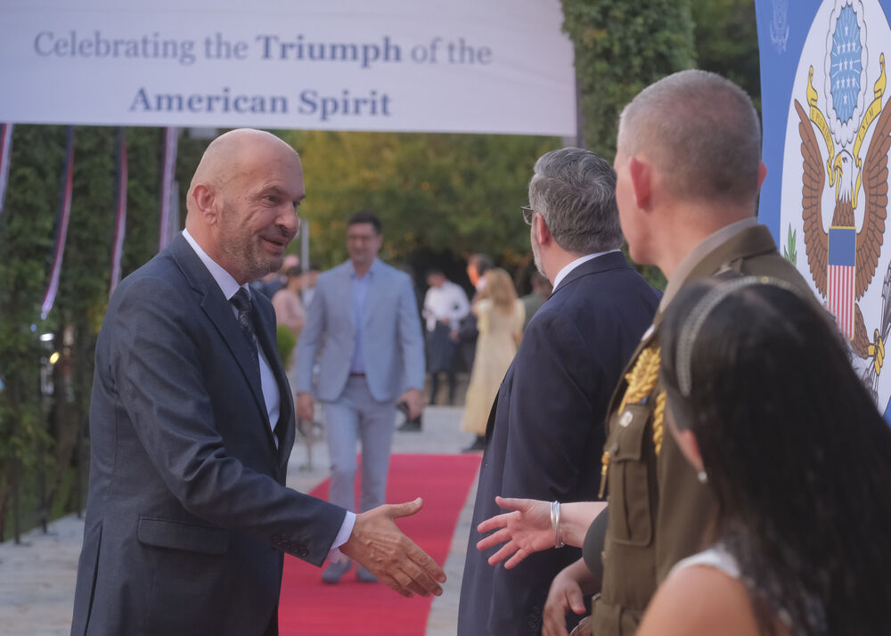 <p>Na prijemu povodom Dana nezavisnosti SAD, jednog od najznačajnijih američkih državnih praznika, prisustvovali su, između ostalih, crnogorski premijer Milojko Spajić, predsjednik Skupštine Andrija Mandić, članovi Vlade, predstavnici diplomatskog kora, političkih partija, te druge javne ličnosti</p>