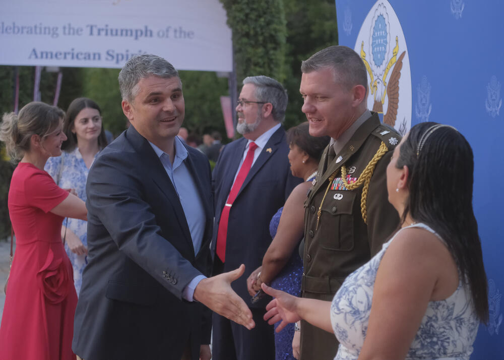 <p>Na prijemu povodom Dana nezavisnosti SAD, jednog od najznačajnijih američkih državnih praznika, prisustvovali su, između ostalih, crnogorski premijer Milojko Spajić, predsjednik Skupštine Andrija Mandić, članovi Vlade, predstavnici diplomatskog kora, političkih partija, te druge javne ličnosti</p>
