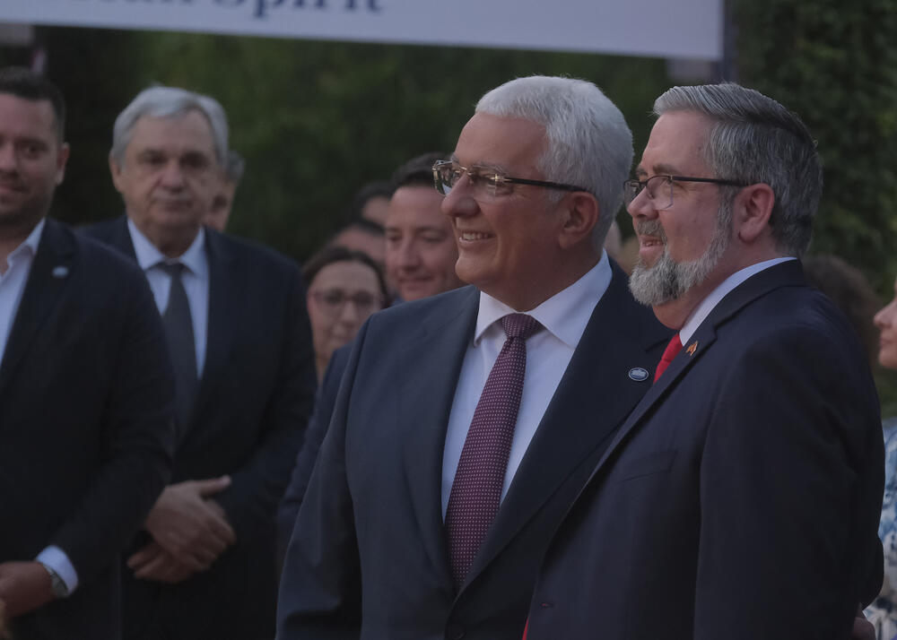 <p>Na prijemu povodom Dana nezavisnosti SAD, jednog od najznačajnijih američkih državnih praznika, prisustvovali su, između ostalih, crnogorski premijer Milojko Spajić, predsjednik Skupštine Andrija Mandić, članovi Vlade, predstavnici diplomatskog kora, političkih partija, te druge javne ličnosti</p>