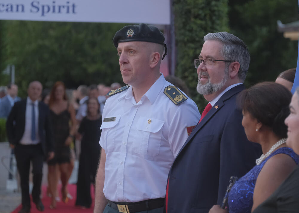 <p>Na prijemu povodom Dana nezavisnosti SAD, jednog od najznačajnijih američkih državnih praznika, prisustvovali su, između ostalih, crnogorski premijer Milojko Spajić, predsjednik Skupštine Andrija Mandić, članovi Vlade, predstavnici diplomatskog kora, političkih partija, te druge javne ličnosti</p>