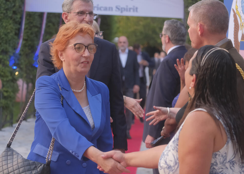 <p>Na prijemu povodom Dana nezavisnosti SAD, jednog od najznačajnijih američkih državnih praznika, prisustvovali su, između ostalih, crnogorski premijer Milojko Spajić, predsjednik Skupštine Andrija Mandić, članovi Vlade, predstavnici diplomatskog kora, političkih partija, te druge javne ličnosti</p>