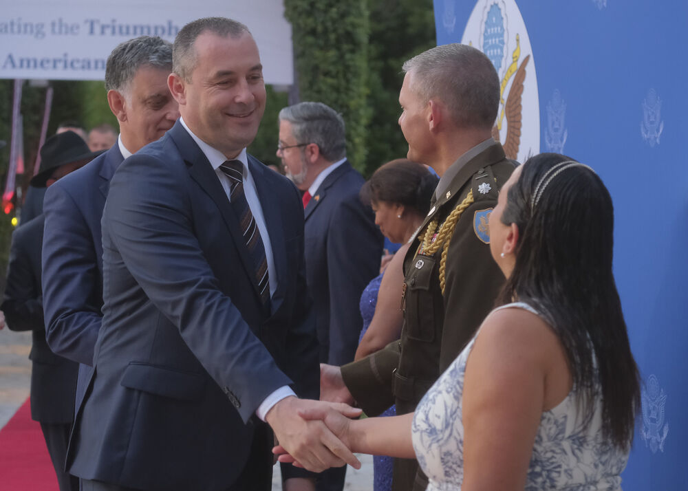 <p>Na prijemu povodom Dana nezavisnosti SAD, jednog od najznačajnijih američkih državnih praznika, prisustvovali su, između ostalih, crnogorski premijer Milojko Spajić, predsjednik Skupštine Andrija Mandić, članovi Vlade, predstavnici diplomatskog kora, političkih partija, te druge javne ličnosti</p>