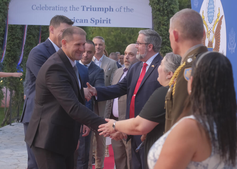 <p>Na prijemu povodom Dana nezavisnosti SAD, jednog od najznačajnijih američkih državnih praznika, prisustvovali su, između ostalih, crnogorski premijer Milojko Spajić, predsjednik Skupštine Andrija Mandić, članovi Vlade, predstavnici diplomatskog kora, političkih partija, te druge javne ličnosti</p>