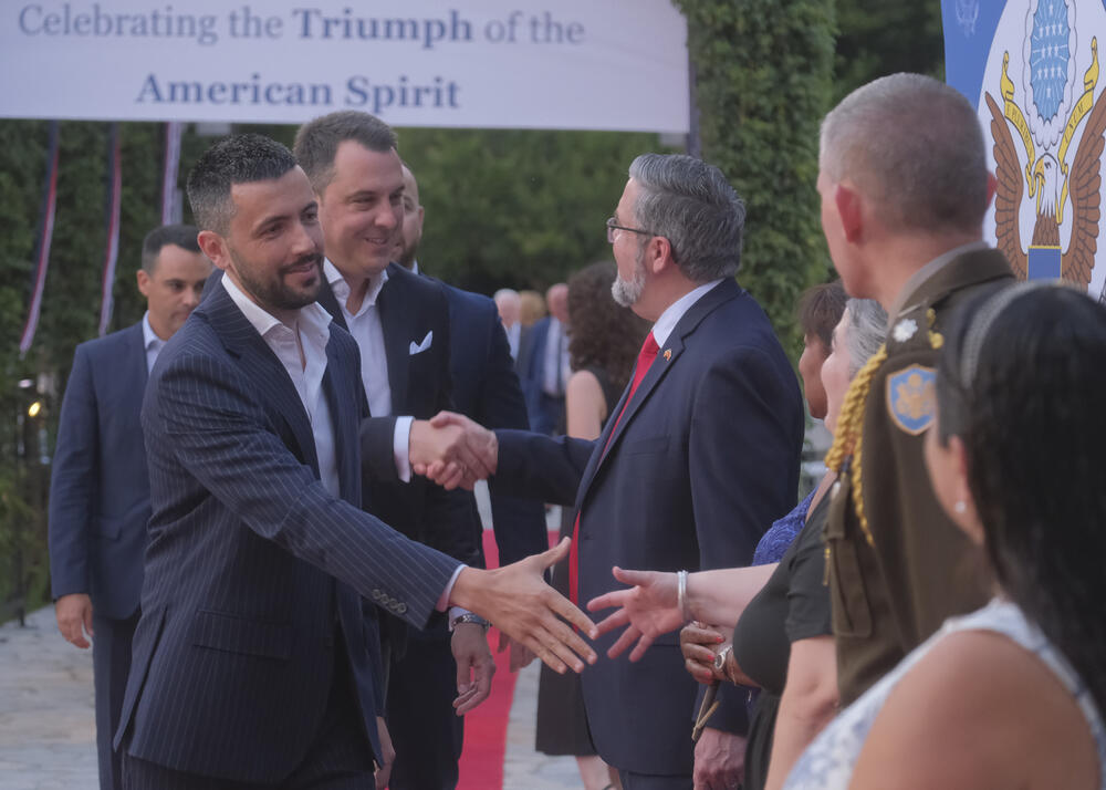 <p>Na prijemu povodom Dana nezavisnosti SAD, jednog od najznačajnijih američkih državnih praznika, prisustvovali su, između ostalih, crnogorski premijer Milojko Spajić, predsjednik Skupštine Andrija Mandić, članovi Vlade, predstavnici diplomatskog kora, političkih partija, te druge javne ličnosti</p>
