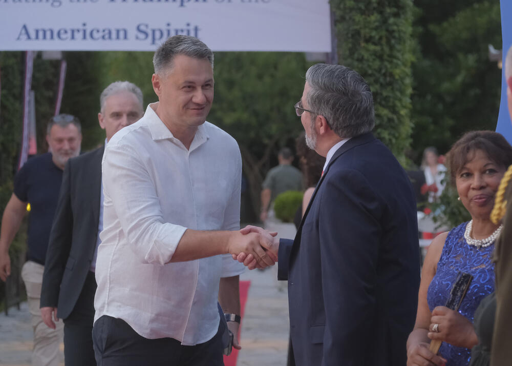 <p>Na prijemu povodom Dana nezavisnosti SAD, jednog od najznačajnijih američkih državnih praznika, prisustvovali su, između ostalih, crnogorski premijer Milojko Spajić, predsjednik Skupštine Andrija Mandić, članovi Vlade, predstavnici diplomatskog kora, političkih partija, te druge javne ličnosti</p>