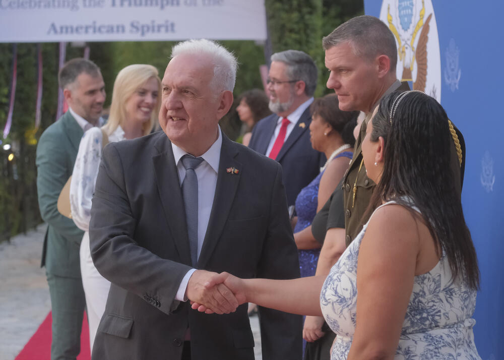 <p>Na prijemu povodom Dana nezavisnosti SAD, jednog od najznačajnijih američkih državnih praznika, prisustvovali su, između ostalih, crnogorski premijer Milojko Spajić, predsjednik Skupštine Andrija Mandić, članovi Vlade, predstavnici diplomatskog kora, političkih partija, te druge javne ličnosti</p>