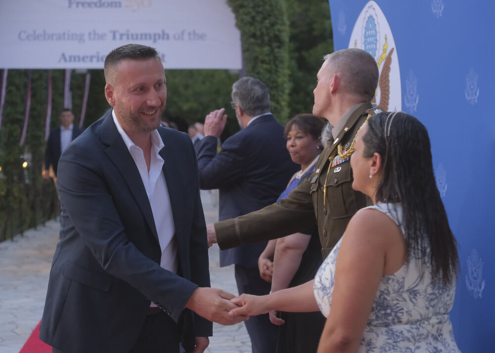 <p>Na prijemu povodom Dana nezavisnosti SAD, jednog od najznačajnijih američkih državnih praznika, prisustvovali su, između ostalih, crnogorski premijer Milojko Spajić, predsjednik Skupštine Andrija Mandić, članovi Vlade, predstavnici diplomatskog kora, političkih partija, te druge javne ličnosti</p>
