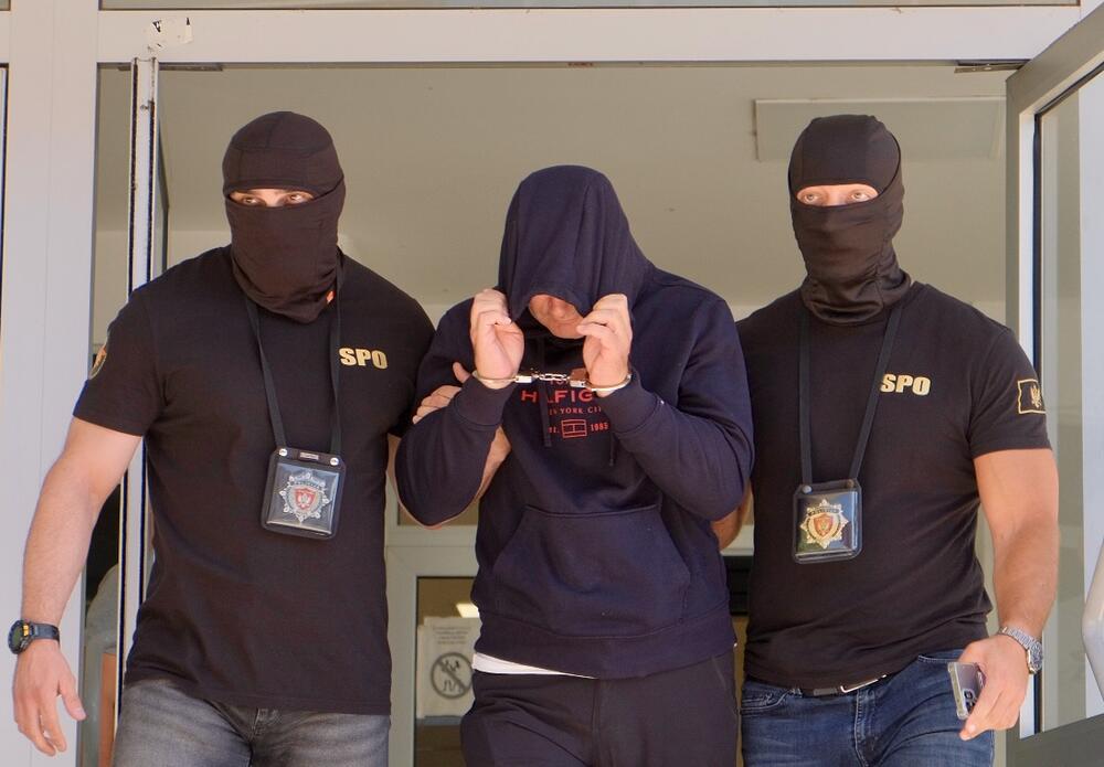 <p>Službenik Uprave policije i njegov bivši kolega Vuk Milić uhapšeni su u jučerašnjoj akciji Specijalnog policijskog odjeljenja</p>  <p>Po nalogu Specijalnog državnog tužilaštva, slobode lišeni i Slavko Janković i Perica Radnić, kojima se na teret stavlja stvaranje kriminalne organizacije i krijumčarenje</p>