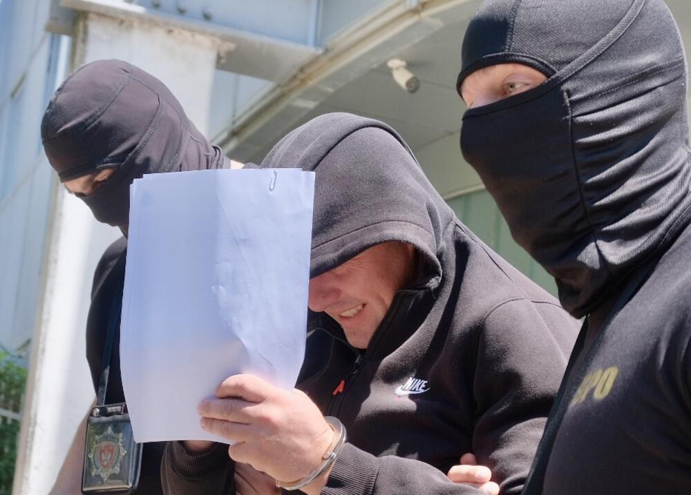 <p>Službenik Uprave policije i njegov bivši kolega Vuk Milić uhapšeni su u jučerašnjoj akciji Specijalnog policijskog odjeljenja</p>  <p>Po nalogu Specijalnog državnog tužilaštva, slobode lišeni i Slavko Janković i Perica Radnić, kojima se na teret stavlja stvaranje kriminalne organizacije i krijumčarenje</p>