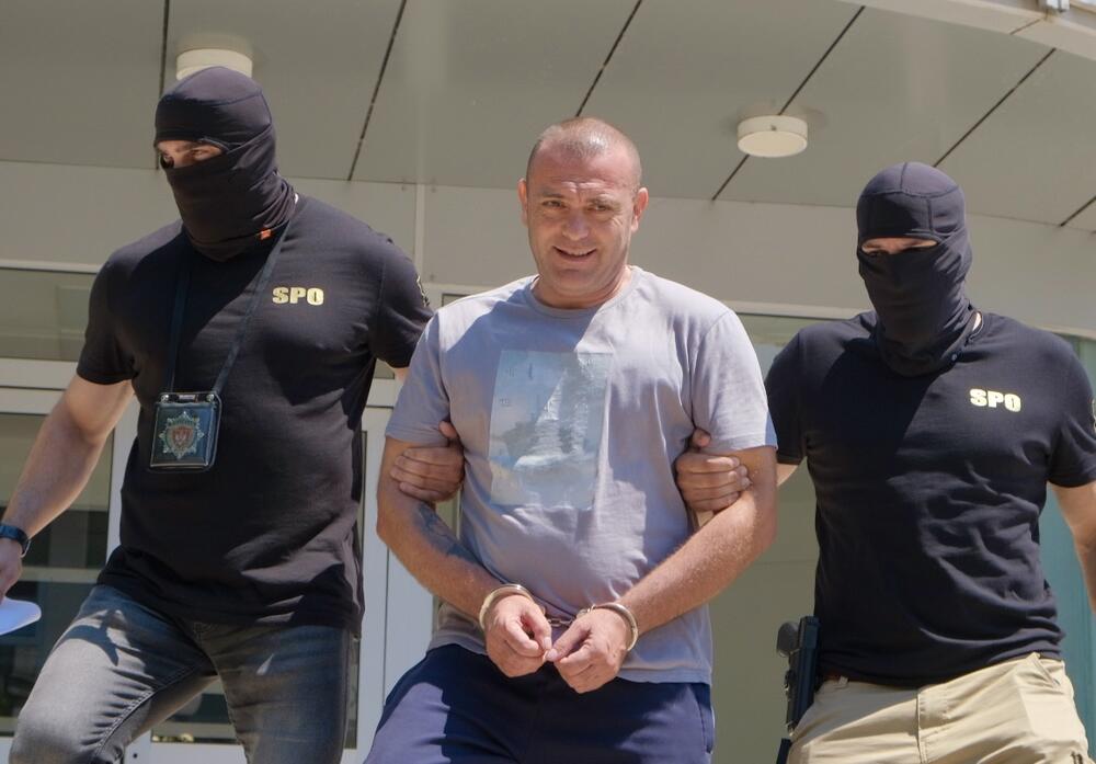 <p>Službenik Uprave policije i njegov bivši kolega Vuk Milić uhapšeni su u jučerašnjoj akciji Specijalnog policijskog odjeljenja</p>  <p>Po nalogu Specijalnog državnog tužilaštva, slobode lišeni i Slavko Janković i Perica Radnić, kojima se na teret stavlja stvaranje kriminalne organizacije i krijumčarenje</p>