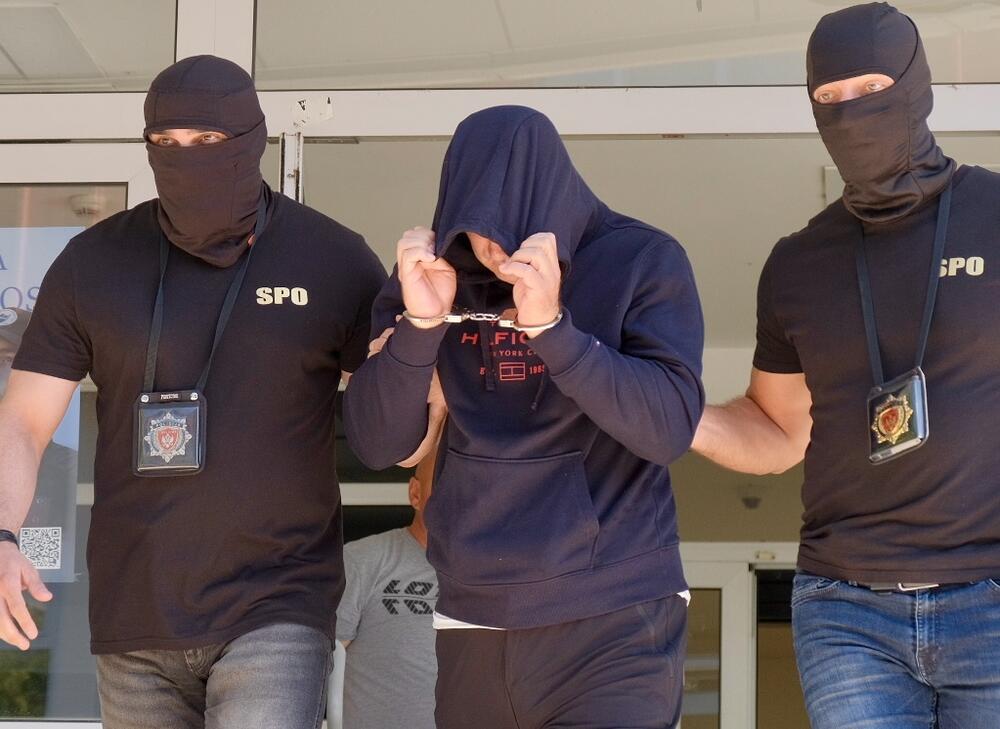 <p>Službenik Uprave policije i njegov bivši kolega Vuk Milić uhapšeni su u jučerašnjoj akciji Specijalnog policijskog odjeljenja</p>  <p>Po nalogu Specijalnog državnog tužilaštva, slobode lišeni i Slavko Janković i Perica Radnić, kojima se na teret stavlja stvaranje kriminalne organizacije i krijumčarenje</p>